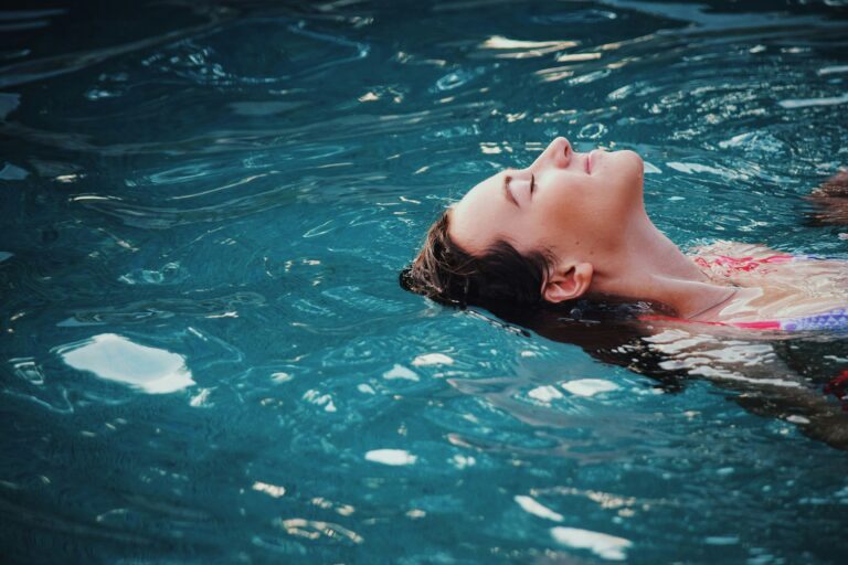 découvrez notre gamme de piscines flottantes pour profiter d'une expérience unique de baignade en pleine nature.