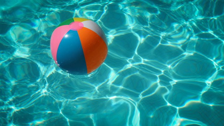 découvrez notre sélection de piscines pour profiter d'agréables moments de détente et de loisirs en famille ou entre amis.