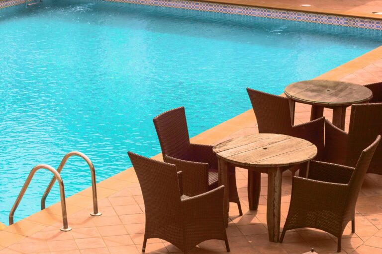 profitez de vos journées au bord de la piscine avec nos offres exclusives et nos équipements de luxe. détendez-vous et profitez du soleil et de l'eau cristalline à tout moment avec pool days.